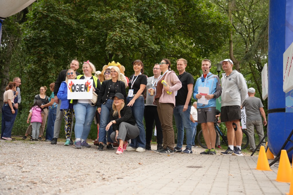 Grupa uczestników z napisem Ogień