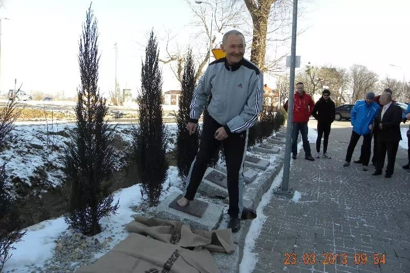 Karol Chwastyk zostawia odcisk stopy w Alei Sław Biegania w Sobótce